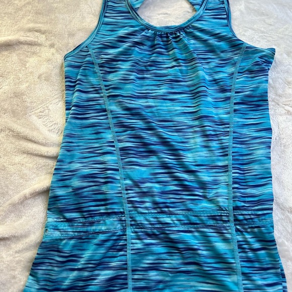 Mountainwear workout top. - Picture 2 of 4